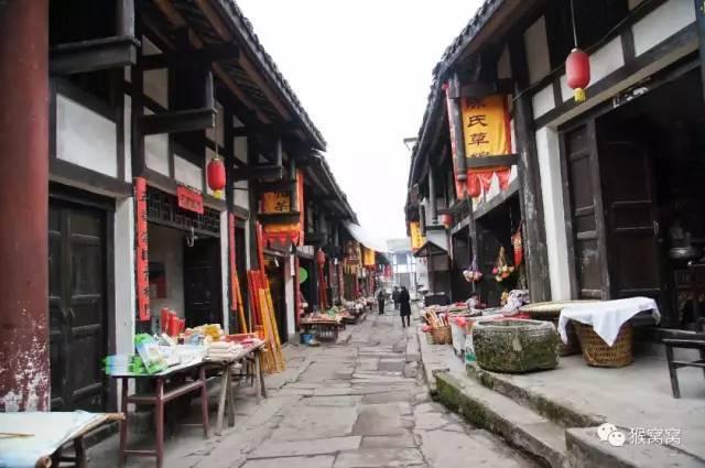 新春走基层｜年轻人爱上怀旧氛围感，海边的胶片照相馆火了